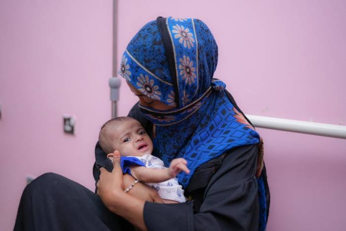 Raneem con su bebé de 4 meses, Sanad, en Yemen.