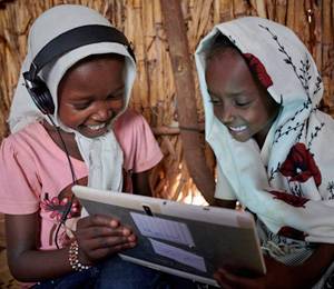 Masorange socio UNICEF Dos niñas viendo una pantalla