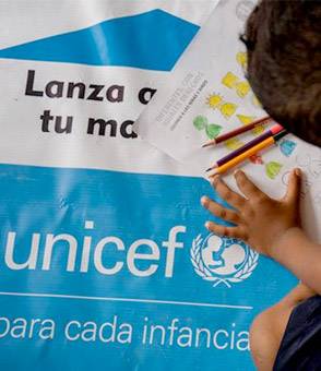 Portal de transparencia UNICEF España Un niño pintando